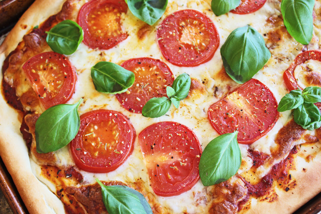 اولین پیتزا توسط فردی به نام رافائل اسپوسیتو که آشپزکاخ سلطنتی بود آماده شد