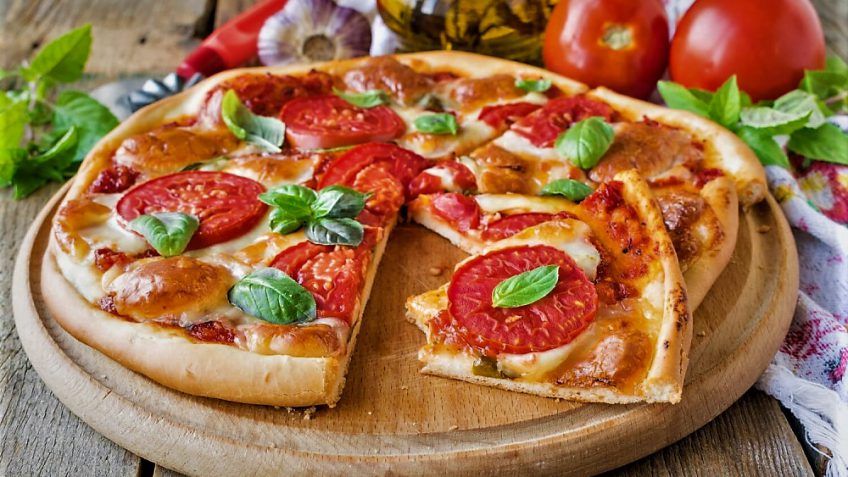  اگر گیاهخوار هستید یا ترجیح می‌دهید در پیتزا از مواد گوشتی استفاده نشود، این پیتزا بهترین گزینه است. 